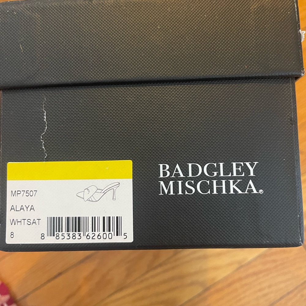 NEW IN BOX! Badgley Mischka Women's Cream Pointed-Toe Heels - Picture 4 of 5